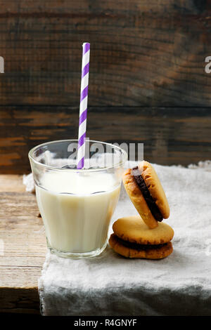 Chocolate Peanut Butter sandwich Cookies.. Landhausstil. selektive Fokus Stockfoto