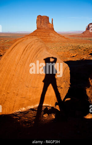 Schatten der Fotograf gegen eine erodierten Felsformationen in einer ländlichen Landschaft. Stockfoto