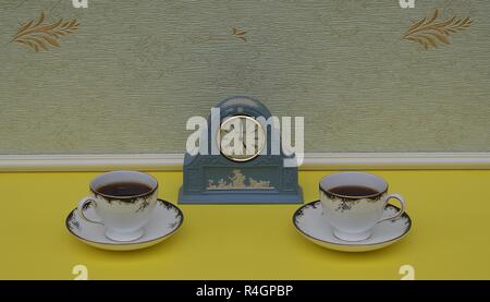 Pale Blue Wedgwood Jasperware, beobachten, mit der angewandten relief Platte mit weißer Tonerde, neben Englisch Tassen und Untertassen Stockfoto