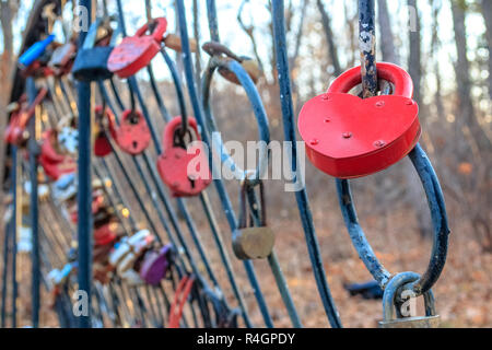 Vorhängeschloss als Zeichen der ewigen Liebe Brautpaare auf der Brücke montiert. Romantische Tradition in der Ehe. Stockfoto