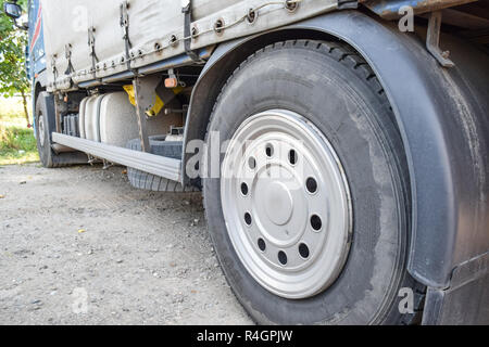 Die Räder des Fahrzeugs in der Nähe. Einen großen Lkw Stockfoto