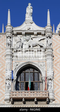 Italien. Venedig. Doge's Palace. 14.-15. Jh.. Venezianischen Gotik. Die westliche Fassade. Doge Francesco Foscari kniend unter den Löwen von st. Mark. Stockfoto