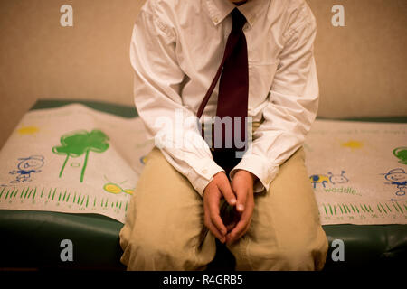 Boy wartet auf dem Sitz. Stockfoto