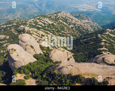 Montserrat, Katalonien, Spanien. Blick von oben auf die Hügel Höhle Santa Cova de Montserrat oder Heilige Höhle von Montserrat im Sommer Tag. Stockfoto