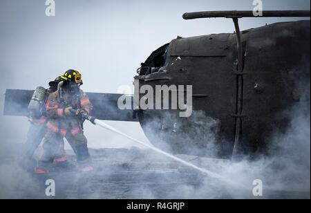 96. Test Wing Feuerwehrmänner Schlacht Feuer um eine simulierte Hubschrauberabsturz während einer Messe Unfallversicherung Übung 3 in Eglin Air Force Base, Fla. Die gemeinschaftsweite übung tief in den Eglin Bereich umfasste 96 TW Ersthelfer, 6 Ranger Training Bataillon Personal und Okaloosa County Ersthelfer unter anderem. Die übung ausgewertet Ranger Aktionen und Base und lokale Antworten auf beide ein Blitzschlag und Absturz eines Hubschraubers. Stockfoto