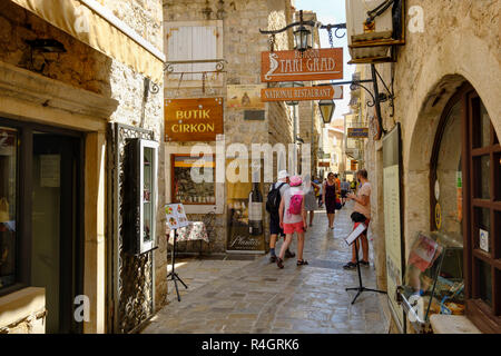 Gasse mit Geschäften in der Altstadt, Budva, Montenegro Stockfoto