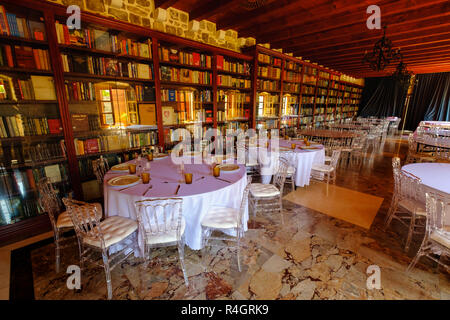 Restaurant in der alten Bibliothek im Fort, Citadela, Altstadt, Budva, Montenegro Stockfoto