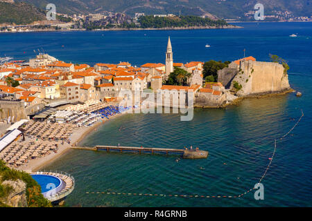 Altstadt mit City beach, Budva, Adria, Montenegro Stockfoto