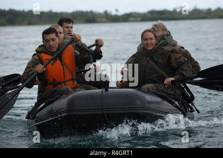 Us-Marines, mit Task Force Koa Moana, Zeile eine französische Armee Zodiac Boot in Taravao, Französisch-Polynesien, Sept. 30, 2018. Task Force Marines eingesetzt nach Französisch Polynesien militärischen zu leiten - militärischen Engagements, um Partner militärische Fähigkeiten zur Unterstützung des Marine Corps Forces Pacific Theater Sicherheit Ziele der Zusammenarbeit zu stärken. Stockfoto