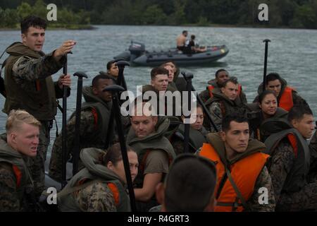 Us-Marines und Matrosen, mit Task Force Koa Moana, planen einen Angriff auf einen Strand im Training mit der französischen Armee in Taravao, Französisch-Polynesien, Sept. 30, 2018. Task Force Marines eingesetzt nach Französisch Polynesien militärischen zu leiten - militärischen Engagements, um Partner militärische Fähigkeiten zur Unterstützung des Marine Corps Forces Pacific Theater Sicherheit Ziele der Zusammenarbeit zu stärken. Stockfoto