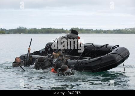 Us-Marines und Matrosen, mit Task Force Koa Moana, wirf eine französische Armee Zodiac Boot während des Trainings mit der französischen Armee in Taravao, Französisch-Polynesien, Sept. 30, 2018. Task Force Marines eingesetzt nach Französisch Polynesien militärischen zu leiten - militärischen Engagements, um Partner militärische Fähigkeiten zur Unterstützung des Marine Corps Forces Pacific Theater Sicherheit Ziele der Zusammenarbeit zu stärken. Stockfoto