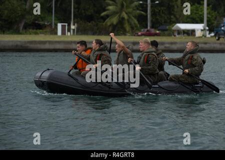 Us-Marines, mit Task Force Koa Moana, Zeile eine französische Armee Zodiac Boot in Taravao, Französisch-Polynesien, Sept. 30, 2018. Task Force Marines eingesetzt nach Französisch Polynesien militärischen zu leiten - militärischen Engagements, um Partner militärische Fähigkeiten zur Unterstützung des Marine Corps Forces Pacific Theater Sicherheit Ziele der Zusammenarbeit zu stärken. Stockfoto