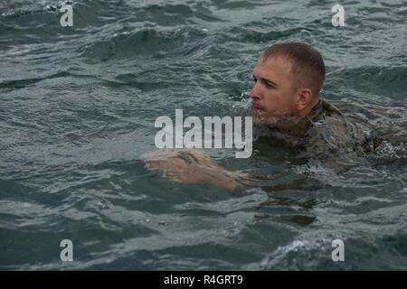 Us Marine Corps Kapitän Scott Blackson, die Executive Officer der Task Force Koa Moana, schwimmt im Pazifik in der Nähe von Taravao, Französisch-Polynesien, Sept. 30, 2018. Task Force Marines eingesetzt nach Französisch Polynesien militärischen zu leiten - militärischen Engagements, um Partner militärische Fähigkeiten zur Unterstützung des Marine Corps Forces Pacific Theater Sicherheit Ziele der Zusammenarbeit zu stärken. Stockfoto