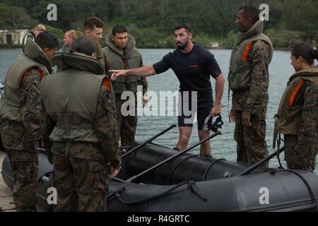 Eine französische Armee Soldat, Mitte, lehrt US-Marinesoldaten und Matrosen, mit Task Force Koa Moana, über Sternzeichen Boote der Französischen Armee bei Taravao, Französisch-Polynesien, Sept. 30, 2018. Task Force Marines eingesetzt nach Französisch Polynesien militärischen zu leiten - militärischen Engagements, um Partner militärische Fähigkeiten zur Unterstützung des Marine Corps Forces Pacific Theater Sicherheit Ziele der Zusammenarbeit zu stärken. Stockfoto