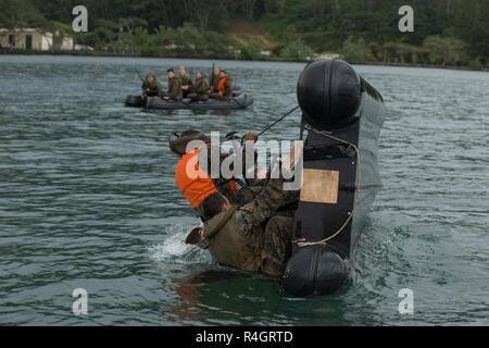 Us-Marines und Matrosen, mit Task Force Koa Moana, Kentern eine französische Armee Zodiac Boot in Taravao, Französisch-Polynesien, Sept. 30, 2018. Task Force Marines eingesetzt nach Französisch Polynesien militärischen zu leiten - militärischen Engagements, um Partner militärische Fähigkeiten zur Unterstützung des Marine Corps Forces Pacific Theater Sicherheit Ziele der Zusammenarbeit zu stärken. Stockfoto