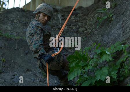 Us Marine Corps Cpl. Isaac Villaescuesaflores, eine Bekämpfung der Ingenieur mit Combat Engineer Detachment, Task Force Koa Moana, rappels während der Ausbildung mit der französischen Armee in Taravao, Französisch-Polynesien, Sept. 30, 2018. Task Force Marines eingesetzt nach Französisch Polynesien militärischen zu leiten - militärischen Engagements, um Partner militärische Fähigkeiten zur Unterstützung des Marine Corps Forces Pacific Theater Sicherheit Ziele der Zusammenarbeit zu stärken. Stockfoto