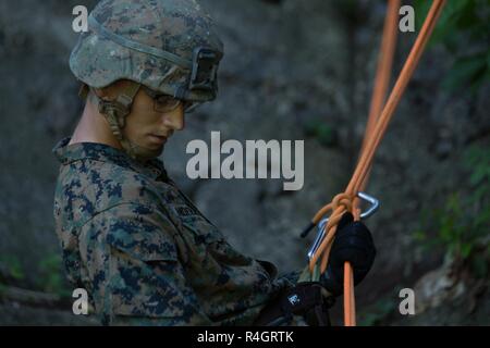 Us Marine Corps Cpl. Tristian Andersen, einer Munitionsfabrik Techniker mit Task Force Koa Moana, rappels während der Ausbildung mit der französischen Armee in Taravao, Französisch-Polynesien, Sept. 30, 2018. Task Force Marines eingesetzt nach Französisch Polynesien militärischen zu leiten - militärischen Engagements, um Partner militärische Fähigkeiten zur Unterstützung des Marine Corps Forces Pacific Theater Sicherheit Ziele der Zusammenarbeit zu stärken. Stockfoto