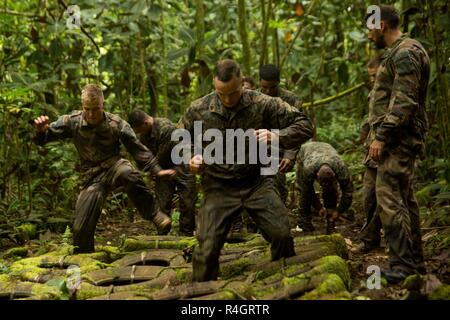 Us Marine Corps Sgt. Jonathan Watkins, Zentrum, eine Masse radio Handwerker mit Task Force Koa Moana, hohe Stufen durch Reifen, die als Teil des von der französischen Armee Aito Kurs in Taravao, Französisch-Polynesien, Sept. 27, 2018. Task Force Marines eingesetzt nach Französisch Polynesien militärischen zu leiten - militärischen Engagements, um Partner militärische Fähigkeiten zur Unterstützung des Marine Corps Forces Pacific Theater Sicherheit Ziele der Zusammenarbeit zu stärken. Stockfoto