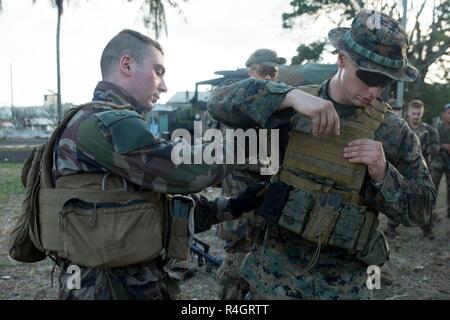 Us Marine Corps Sgt. Jonathan Watkins, Recht, ein Boden radio Handwerker mit Task Force Koa Moana, und eine französische Armee Soldat alternative tragen jeder des anderen Gang während ein Feld Übung in Taravao, Französisch-Polynesien, Sept. 27, 2018. Task Force Marines eingesetzt nach Französisch Polynesien militärischen zu leiten - militärischen Engagements, um Partner militärische Fähigkeiten zur Unterstützung des Marine Corps Forces Pacific Theater Sicherheit Ziele der Zusammenarbeit zu stärken. Stockfoto