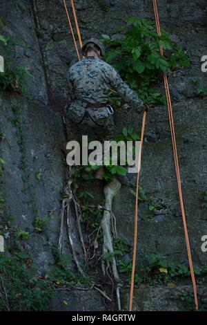 Us Marine Corps Cpl. Logan Hakes, eine Bekämpfung der Ingenieur mit Combat Engineer Detachment, Task Force Koa Moana, rappels während der Ausbildung mit der französischen Armee in Taravao, Französisch-Polynesien, Sept. 30, 2018. Task Force Marines eingesetzt nach Französisch Polynesien militärischen zu leiten - militärischen Engagements, um Partner militärische Fähigkeiten zur Unterstützung des Marine Corps Forces Pacific Theater Sicherheit Ziele der Zusammenarbeit zu stärken. Stockfoto