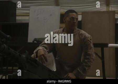 (Südwesten Asien) - US Marine Corps Sgt. Tommy Thomas, ein Section Chief mit dem 13 Marine Expeditionary Unit (MEU) und auf die besonderen Zweck Marine Air-Ground Task Force angebracht, Krise Response-Central Befehl (SPMAGTF-CR-CC), lehrt eine Klasse auf der M2A1 Maschinenpistole, Sept. 25, 2018. SPMAGTF-CR-CC dient als Krise Response Force, balanciert, um schnell und effizient über den Nahen Osten zur Unterstützung einer Vielzahl von Operationen zu reagieren. Stockfoto