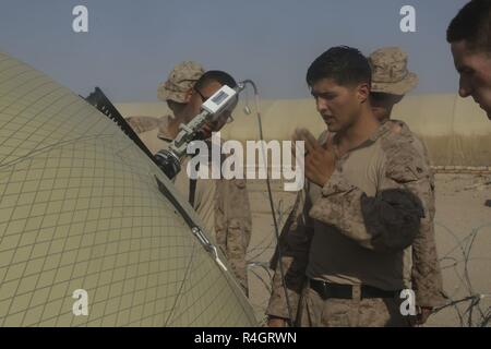 (Südwesten Asien) - US Marine Corps Sgt. Milton Rendonduque, Sat-Operator mit dem 13 Marine Expeditionary Unit (MEU) und auf die besonderen Zweck Marine Air-Ground Task Force angebracht, Krise Response-Central Befehl (SPMAGTF-CR-CC), erklärt, wie Sie die Satellitenkommunikation, Sept. 26, 2018. SPMAGTF-CR-CC dient als Krise Response Force, balanciert, um schnell und effizient über den Nahen Osten zur Unterstützung einer Reihe von militärischen Operationen zu reagieren. Stockfoto