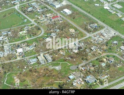 TINIAN (Okt. 2010) 28, 2018) - Combat Aircrew Zwei von Patrol Squadron (VP) 47 Patrouillen der Nördlichen Marianen die Durchführung humanitärer Hilfe und Katastrophenhilfe in Reaktion auf die Folgen des Taifuns Yutu. Die "Goldene Schwertkämpfer" sind derzeit an Kadena Air Force Base in Okinawa, Japan Durchführung maritime Patrol und Aufklärung und Theater outreach Operationen innerhalb der USA 7 Flotte bereitgestellt (C7F) Bereich für Maßnahmen zur Erhöhung der Commander, Task Force 72, C7F, und US Pacific Command Indo-Asia Ziele im gesamten pazifischen Raum. Stockfoto