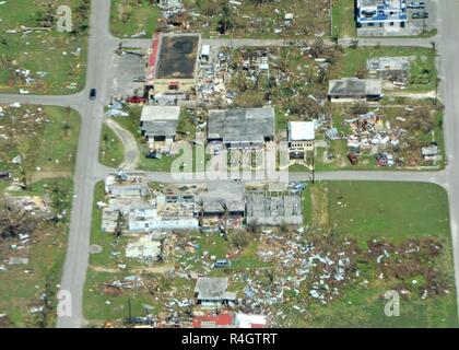 TINIAN (Okt. 2010) 28, 2018) - Combat Aircrew Zwei von Patrol Squadron (VP) 47 Patrouillen der Nördlichen Marianen die Durchführung humanitärer Hilfe und Katastrophenhilfe in Reaktion auf die Folgen des Taifuns Yutu. Die "Goldene Schwertkämpfer" sind derzeit an Kadena Air Force Base in Okinawa, Japan Durchführung maritime Patrol und Aufklärung und Theater outreach Operationen innerhalb der USA 7 Flotte bereitgestellt (C7F) Bereich für Maßnahmen zur Erhöhung der Commander, Task Force 72, C7F, und US Pacific Command Indo-Asia Ziele im gesamten pazifischen Raum. Stockfoto