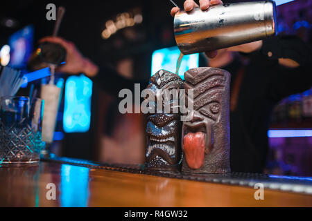 Das Mädchen Barkeeper bereitet einen Cocktail in der Diskothek. Stockfoto