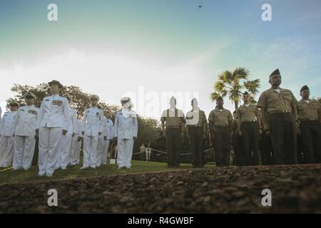 DARWIN, Australien - US-Marines mit Marine Drehkraft Darwin und Australian Defence Force service Mitglieder stehen in der Ausbildung während einer Gedenkveranstaltung zu Ehren des Service von US-amerikanischen und australischen Streitkräfte während der Schlacht um die Coral Sea, 7. Mai 2017. Die Schlacht, die vom 4-8 Mai 1942 dauerte, wurde zwischen der Kaiserlichen Japanischen Marine und See- und Luftstreitkräfte aus den Vereinigten Staaten und Australien. Stockfoto