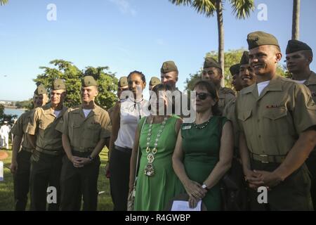 DARWIN, Australien - US-Marines mit Marine Drehkraft Darwin Posen für Fotos mit lokalen Gemeinschaft Mitglieder nach einem Denkmal für die Schlacht im Korallenmeer, 7. Mai 2017. Die Schlacht, die vom 4-8 Mai 1942 dauerte, wurde zwischen der Kaiserlichen Japanischen Marine und See- und Luftstreitkräfte aus den Vereinigten Staaten und Australien. Stockfoto