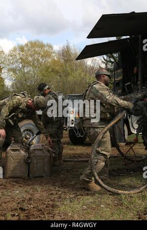 Us-Soldaten des 2 Golgatha Regiment Füllen der Behälter für mission Betrieb während der Durchführung taktischer Betrieb während Sabre Ausfahrt 17 am Hohenfels Training Area, Deutschland, 4. Mai 2017. Sabre Junction 17 ist die US-Armee in Europa 2 d's Cavalry Regiment Combat Training Center Zertifizierung bei den Joint Multinational Readiness Center in Hohenfels, Deutschland, April 25 - Mai 19., 2017. Die Übung ist so konzipiert, dass die Bereitschaft der Regiment Unified land Operationen durchzuführen, zu bewerten, und zwar insbesondere auf den Übergang von der Garnison Oper zu bekämpfen Stockfoto