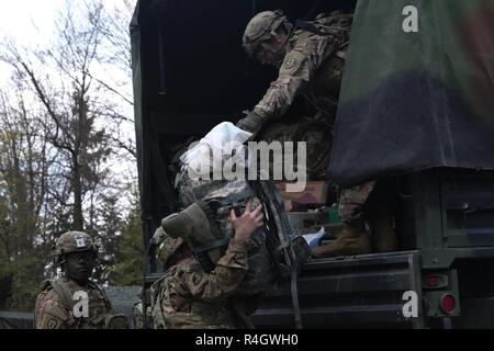 Us-Soldaten des 2 Golgatha Regiment ein Light Medium taktische Fahrzeug entladen während der Durchführung taktischer Betrieb während Sabre Ausfahrt 17 am Hohenfels Training Area, Deutschland, 4. Mai 2017. Sabre Junction 17 ist die US-Armee in Europa 2 d's Cavalry Regiment Combat Training Center Zertifizierung bei den Joint Multinational Readiness Center in Hohenfels, Deutschland, April 25 - Mai 19., 2017. Die Übung ist so konzipiert, dass die Bereitschaft der Regiment Unified land Operationen durchzuführen, zu bewerten, und zwar insbesondere auf den Übergang von der Garnison zur Bekämpfung der Operatio Stockfoto