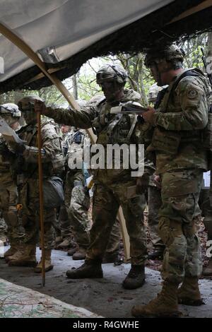 Us-Soldaten des 2D-Golgatha Regiment in einer Operation um kurze Teilnahme beim Leiten der taktischen Operationen während Sabre Ausfahrt 17 am Hohenfels Training Area, Deutschland, 5. Mai 2017. Sabre Junction 17 ist die US-Armee in Europa 2 d's Cavalry Regiment Combat Training Center Zertifizierung bei den Joint Multinational Readiness Center in Hohenfels, Deutschland, April 25 - Mai 19., 2017. Die Übung ist so konzipiert, dass die Bereitschaft der Regiment Unified land Operationen durchzuführen, zu bewerten, und zwar insbesondere auf den Übergang von der Garnison Betrieb zu bekämpfen Stockfoto