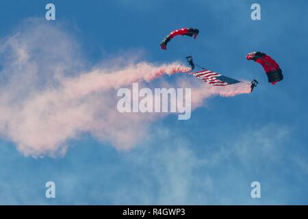 Soldaten, die in den schwarzen Dolche, die offizielle U.S. Army Special Operations Command Parachute Demonstration Team, liefert die amerikanische Flagge bei der Eröffnungsfeier für das South Carolina Guard Luft & Boden Expo bei McEntire Joint National Guard Base, South Carolina, 6. Mai 2017. Diese Expo ist die Fähigkeiten von South Carolina National Guard Flieger und Soldaten zur Schau zu stellen und sagen Danke für die Unterstützung von Kollegen Südcarolinians und der umgebenden Gemeinschaft. Stockfoto