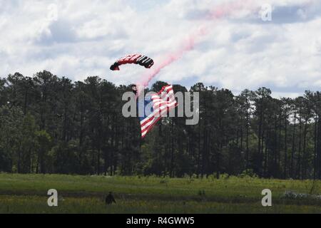 Soldaten, die in den schwarzen Dolche, die offizielle U.S. Army Special Operations Command Parachute Demonstration Team, liefern die amerikanische Flagge bei der Eröffnungsfeier für das South Carolina Guard Luft & Boden Expo bei McEntire Joint National Guard Base, South Carolina, 6. Mai 2017. Diese Expo ist die Fähigkeiten von South Carolina National Guard Flieger und Soldaten zur Schau zu stellen und sagen Danke für die Unterstützung von Kollegen Südcarolinians und der umgebenden Gemeinschaft. Stockfoto