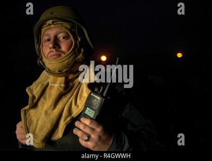 Pazifik (3. Mai 2017) "Gunners" Mate 2. Klasse Lukas Snyder posiert für ein Porträt nach einer schnell-Angriff-Handwerk / Fast-inshore Angriff Handwerk ausüben, an Bord der USS Bunker Hill (CG-52). Dreizehn WTIs laufen mit der USS Theodore Roosevelt Strike Group (CSG) führende erweiterte taktische Schulungen zur Unterstützung der Theodore Roosevelt Gruppe Segeln. WTIs sind eine Elite Kader der jungen Oberfläche Kriegsführung Offiziere (SWO) zu den besten der besten in der Taktik und Lehre von der Naval Surface und Mine Warfighting Development Center (SMWDC) ausgewählt. Am besten identifiziert durch ihre roten und schwarzen pat Stockfoto