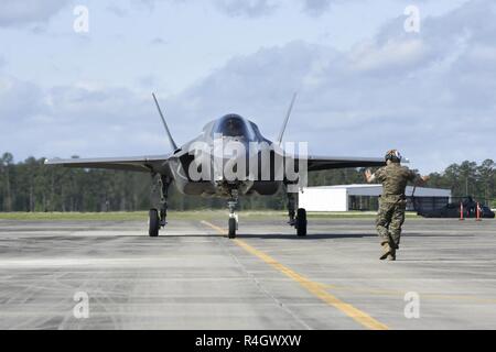 Ein U.S. Marine Corps F-35 kommt für die South Carolina National Guard in der Luft und am Boden Expo bei McEntire Joint National Guard Base, South Carolina, 5. März 2017. Diese Expo ist eine kombinierte Waffen Demonstration der Fähigkeiten von South Carolina National Guard Flieger und Soldaten und sagen Danke für die Unterstützung von Kollegen Südcarolinians und der umgebenden Gemeinschaft. Stockfoto