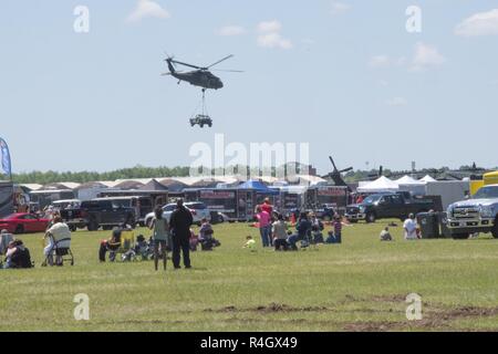 Menschenmassen beobachten Soldaten aus der Alpha Company, 2-149 th Allgemeine Unterstützung Aviation Battalion, 1-111 th Aviation Regiment ein UH-60 Black Hawk ein Humvee während der South Carolina National Guard in der Luft und am Boden Expo bei McEntire Joint National Guard Base, South Carolina, 7. Mai 2017 zur Luftbrücke. Diese Expo ist eine kombinierte Waffen Demonstration der Fähigkeiten der South Carolina National Guard und Soldaten und sagen Danke für die Unterstützung von Kollegen Südcarolinians und der umgebenden Gemeinschaft. Stockfoto