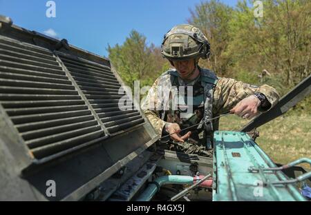 Ein britischer Soldat führt Pre-Bekämpfung Prüfungen auf ein FV107 Scimitar gepanzerter Spähwagen während der Durchführung eines Verlagerung Betriebs während Saber Junction 17 im Hohenfels Trainingsbereich, Deutschland, 6. Mai 2017. Säbel Junction 17 ist der US-Army Europe 2d Kavallerie-Regiment Kampftraining Zentrum Zertifizierung Übung, statt an den Joint Multinational Readiness Center in Hohenfels, Deutschland, April 25-Mai 19, 2017. Die Übung soll die Bereitschaft des Regiments, einheitliches Land tätig, mit Schwerpunkt auf den Übergang von Garriso Proben Stockfoto