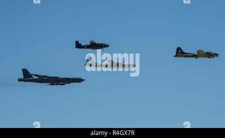 A B-52 Stratofortress, B-17 Flying Fortress, B-29 Superfortress und B-25 Mitchell ein vorbeiflug an der 2017 Barksdale Air Force Base Airshow, 6. Mai durchführen. Dies war das erste Mal in der Geschichte, dass alle vier dieser Bomber in der gleichen Formation erschienen. Stockfoto