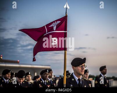 (FORT BELVOIR, Virginia (4. Mai 2017)--Hunderte von Service-Mitglieder in Fort Belvoir Community Hospital versammelten sich vor Tagesanbruch und ihre einzigartige Dienstleistungskultur und Anleihen als eines der nur zwei gemeinsame militärische medizinischen Einrichtungen in den USA während einer Feder Bildung und Uniform Übergang Zeremonie 4. Mai 2017 gefeiert.     Seefahrertradition seit 1817, feierlichen Bildung bedeutet den Wechsel vom Herbst/Winter, Frühjahr/Sommer Kleidung. In einer Show von Solidarität und Kameradschaft nahmen an der Veranstaltung als Zeichen der Unterstützung und t bekräftigen die US Army, Navy, Air Force und Public Health Service Stockfoto