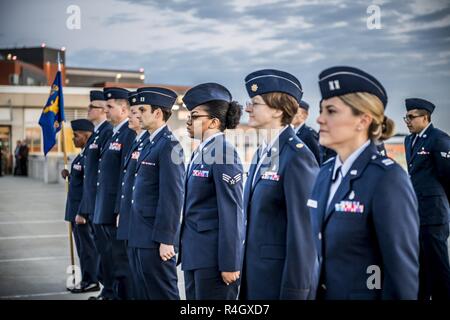 (FORT BELVOIR, Virginia (4. Mai 2017)--Hunderte von Service-Mitglieder in Fort Belvoir Community Hospital versammelten sich vor Tagesanbruch und ihre einzigartige Dienstleistungskultur und Anleihen als eines der nur zwei gemeinsame militärische medizinischen Einrichtungen in den USA während einer Feder Bildung und Uniform Übergang Zeremonie 4. Mai 2017 gefeiert.     Seefahrertradition seit 1817, feierlichen Bildung bedeutet den Wechsel vom Herbst/Winter, Frühjahr/Sommer Kleidung. In einer Show von Solidarität und Kameradschaft nahmen an der Veranstaltung als Zeichen der Unterstützung und t bekräftigen die US Army, Navy, Air Force und Public Health Service Stockfoto