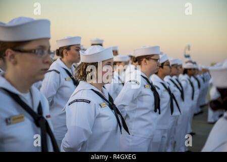 (FORT BELVOIR, Virginia (4. Mai 2017)--Hunderte von Service-Mitglieder in Fort Belvoir Community Hospital versammelten sich vor Tagesanbruch und ihre einzigartige Dienstleistungskultur und Anleihen als eines der nur zwei gemeinsame militärische medizinischen Einrichtungen in den USA während einer Feder Bildung und Uniform Übergang Zeremonie 4. Mai 2017 gefeiert.     Seefahrertradition seit 1817, feierlichen Bildung bedeutet den Wechsel vom Herbst/Winter, Frühjahr/Sommer Kleidung. In einer Show von Solidarität und Kameradschaft nahmen an der Veranstaltung als Zeichen der Unterstützung und t bekräftigen die US Army, Navy, Air Force und Public Health Service Stockfoto