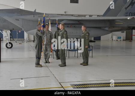 Us Air Force Colonel Steven Früh, 144 Operationen Gruppenkommandant, erhält einen Gruß vom neuen 144 Operations Support Flight Commander, U.S. Air Force Oberstleutnant Christopher Corliss, während der die Staffel Ändern des Befehls Zeremonie in der Fresno Air National Guard Base hangar Mai 7, 2017. Oberstleutnant Corliss übernahm das Kommando über die 144. OSF von Oberstleutnant Robert Swertfager. Stockfoto