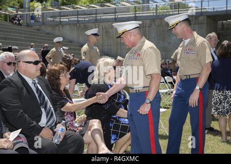 CHATTANOOGA, Tenn-Oberst Joseph Russo, command Officer von 14 Marine Regiment, 4 Marine Division, zusammen mit Oberst Jeffrey Smitherman, kommandierender Offizier für 6. Marine Recruiting District, grüßen die Mitglieder der Familie von gunnery Sgt. Thomas Sullivan und Staff Sgt. David Wyatt, an der Ross's Landing in Chattanooga, Tennessee, 7. Mai 2017. Sullivan und Wyatt postum die Medaille für ihre Handlungen während der Juli 16, 2015 Schießen, die an der Naval Reserve Center Chattanooga aufgetreten, dass zwei weitere Marines und ein Matrose Tote ausgezeichnet. Stockfoto