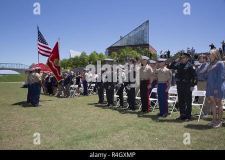 CHATTANOOGA, Tenn-Teilnehmer für die Buchung der Farben während einer Zeremonie posthum Verleihung der Navy und Marine Corps Medaille Gunnery Sgt. Thomas Sullivan und Staff Sgt. David Wyatt am Ross's Landing in Chattanooga, Tennessee, 7. Mai 2017. Die Teilnehmer der Zeremonie inklusive Generalmajor Burke W. Whitman, Kommandierender General des 4. Marine Division, Sgt. Maj. Michael Miller, A., Sergeant Major des 4. MARDIV und Familienangehörige von Thomas Sullivan und GySgt SSgt David Wyatt. Stockfoto