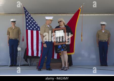 CHATTANOOGA, Tenn-Maj. Chris Baumwolle, kommandierender Offizier der einziehenden Station Montgomery, geben die Navy und Marine Corps Medaille Lorri Wyatt, Ehefrau von Staff Sgt. David Wyatt, an der Ross's Landing in Chattanooga, Tennessee, 7. Mai 2017. Baumwolle ist die ehemalige Inspector-Instructor für Batterie M, 3.Bataillon, 14 Marine Regiment, 4 Marine Division, Marine Reserve, die Einheit, die Wyatt zugewiesen war. Stockfoto