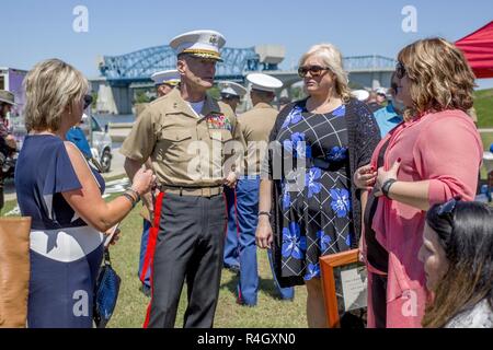 CHATTANOOGA, Tenn-Generalmajor Burke W. Whitman, Kommandierender General des 4. Marine Division, spricht mit Lorri Wyatt, Ehefrau von Staff Sgt. David Wyatt, und andere Familienmitglieder an der Ross's Landing in Chattanooga, Tennessee, 7. Mai 2017. Wyatt wurde posthum die Medaille für seine Handlungen während der Juli 16, 2015 Schießen, die an der Naval Reserve Center Chattanooga aufgetreten und links zwei weitere Marines und ein Matrose toten ausgezeichnet. Stockfoto