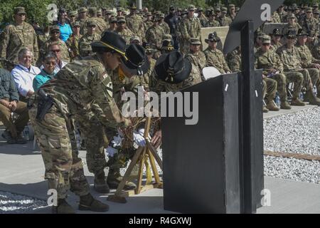 Von links: Command Sergeant Major Jill L. Crosby, Warrant Officer 2 Samuel Gabara und Colonel Christopher H. Colavita legen einen Kranz am 1. Kavallerie Division entschlossene Unterstützung Sustainment Brigade Denkmal die 7 Mai in Bagram Airfield (BAF), Afghanistan gewidmet war. Staff Sgt John W. Perry, Pfc. Tyler R. Iubelt, Oberst (Ret) Jarrold M. Reeves und Dr. Peter L. Provost wurden von einem Selbstmordattentäter auf BAF am 12. November 2016 getötet. Sgt. 1. Klasse Allan E. Brown starb an seinen Wunden 6. Dezember 2016. Stockfoto